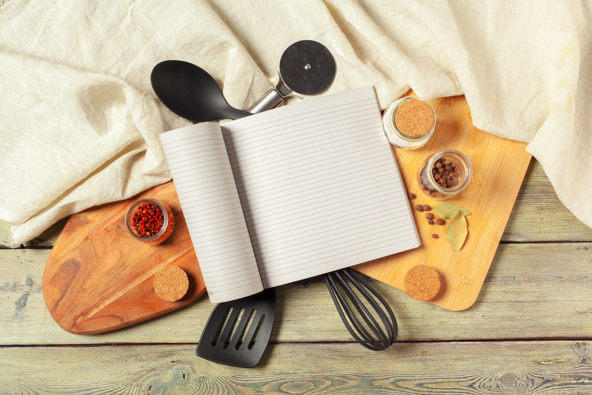 Set di utensili e libro di ricette su tavolo di lavoro