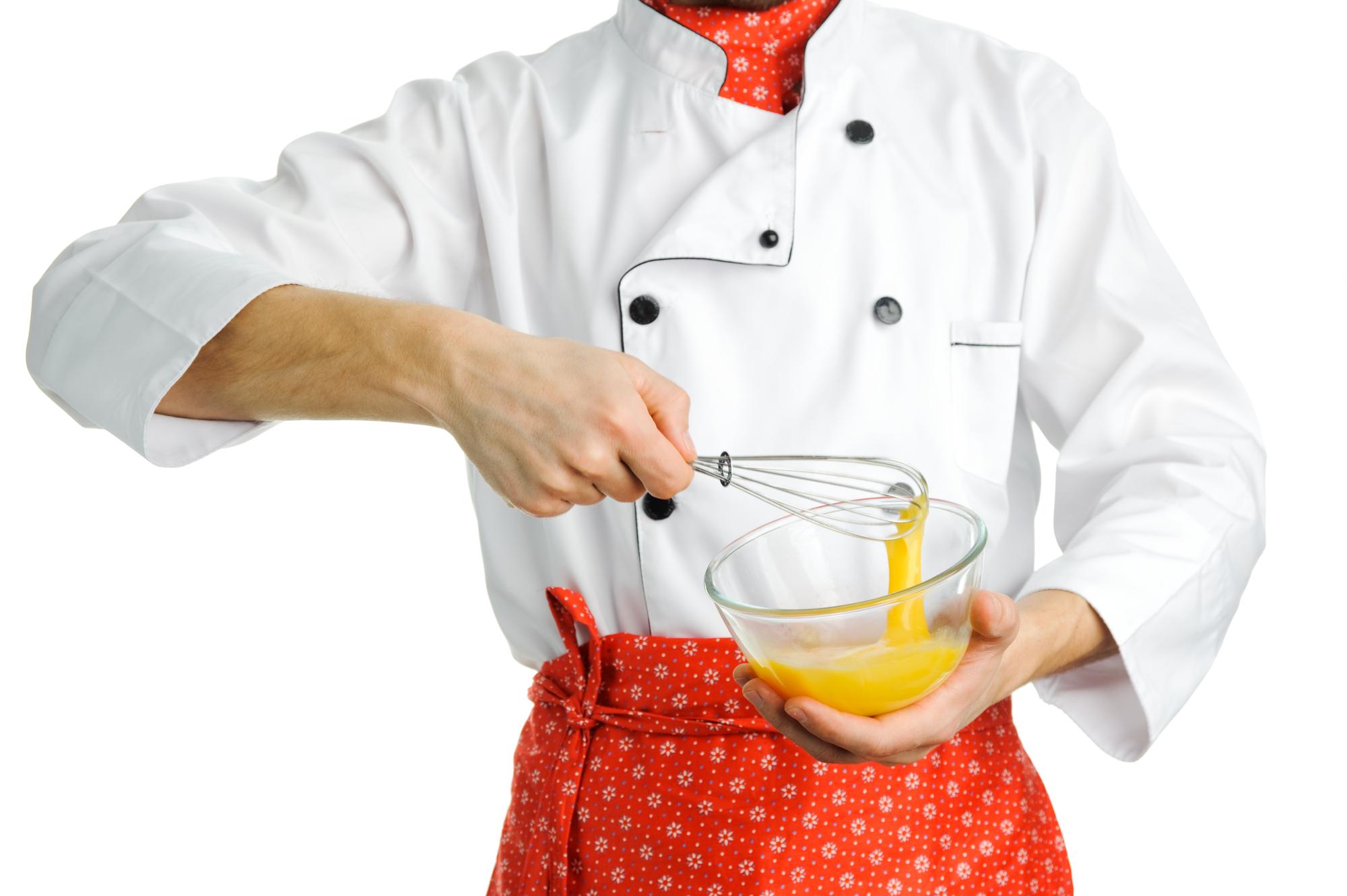Chef che mostra una preparazione in cucina
